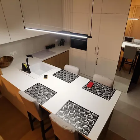 Lakeview Apartment *