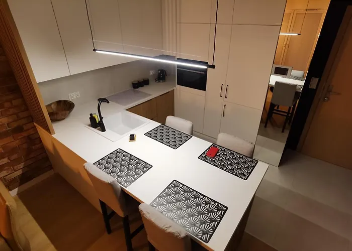 Lakeview Apartment *